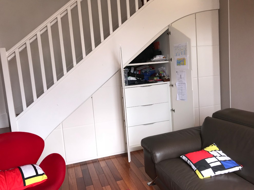 Mittelgroßes, Repräsentatives, Fernseherloses, Abgetrenntes Modernes Wohnzimmer mit weißer Wandfarbe und dunklem Holzboden in Paris