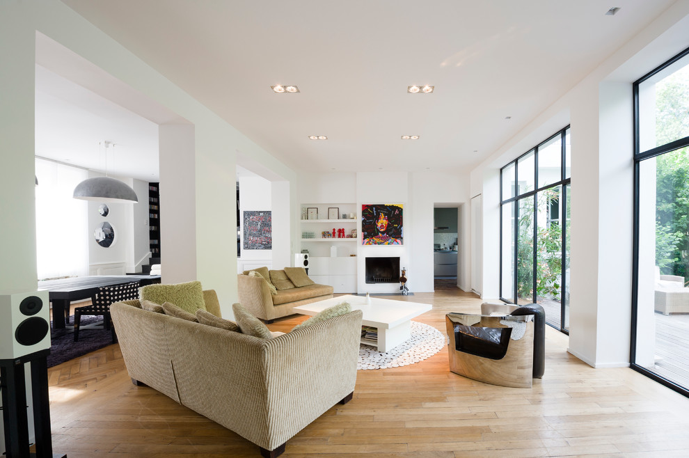 Стильный дизайн: большая открытая гостиная комната в современном стиле с белыми стенами и светлым паркетным полом без камина, телевизора - последний тренд