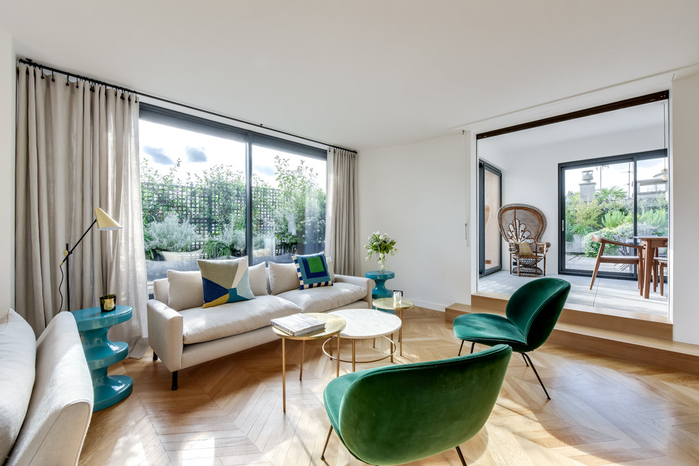 Offenes Modernes Wohnzimmer mit weißer Wandfarbe und hellem Holzboden in Paris