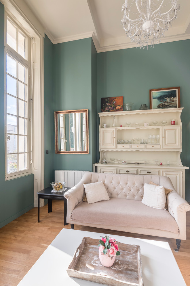Пример оригинального дизайна: гостиная комната в стиле неоклассика (современная классика) с зелеными стенами и паркетным полом среднего тона без камина, телевизора