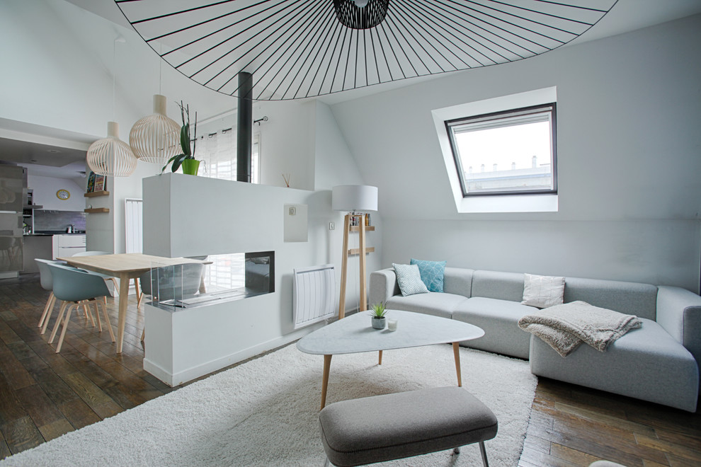 Ispirazione per un grande soggiorno contemporaneo aperto con pareti bianche, pavimento in legno massello medio e pavimento marrone