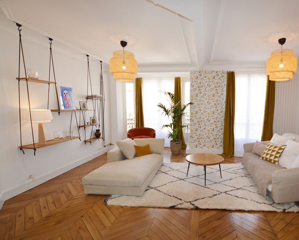 Foto på ett stort minimalistiskt separat vardagsrum, med vita väggar, mellanmörkt trägolv och brunt golv