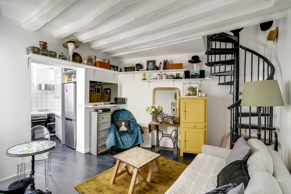 Idee per un piccolo soggiorno eclettico aperto con sala formale, pareti bianche, pavimento in vinile e TV autoportante