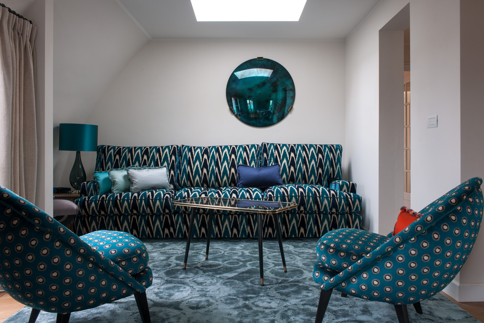 Mittelgroßes, Abgetrenntes, Repräsentatives, Fernseherloses Klassisches Wohnzimmer ohne Kamin mit weißer Wandfarbe und braunem Holzboden in Paris