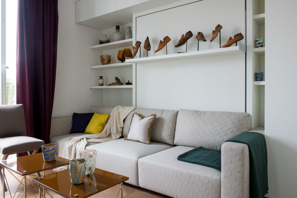 Foto di un soggiorno tradizionale di medie dimensioni con pareti bianche e pavimento in legno massello medio