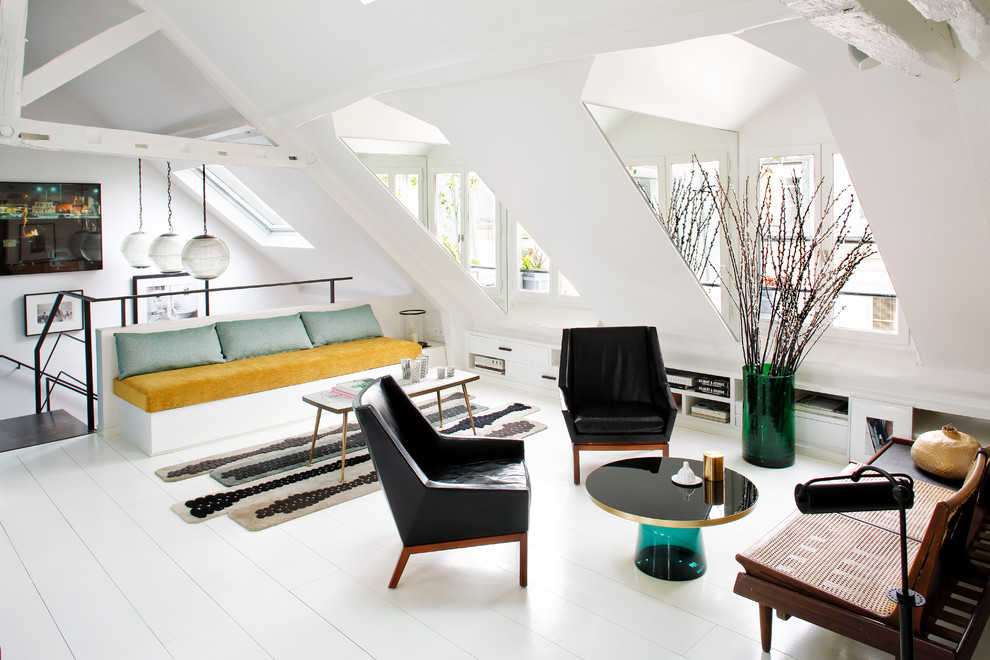 Mittelgroßes, Fernseherloses, Repräsentatives Nordisches Wohnzimmer im Loft-Stil, ohne Kamin mit weißer Wandfarbe und gebeiztem Holzboden in Paris
