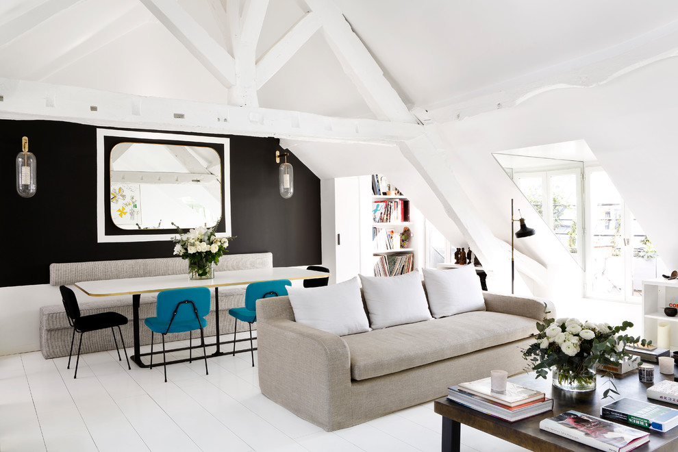 Идея дизайна: большая гостиная комната в скандинавском стиле с с книжными шкафами и полками, черными стенами и деревянным полом без камина, телевизора