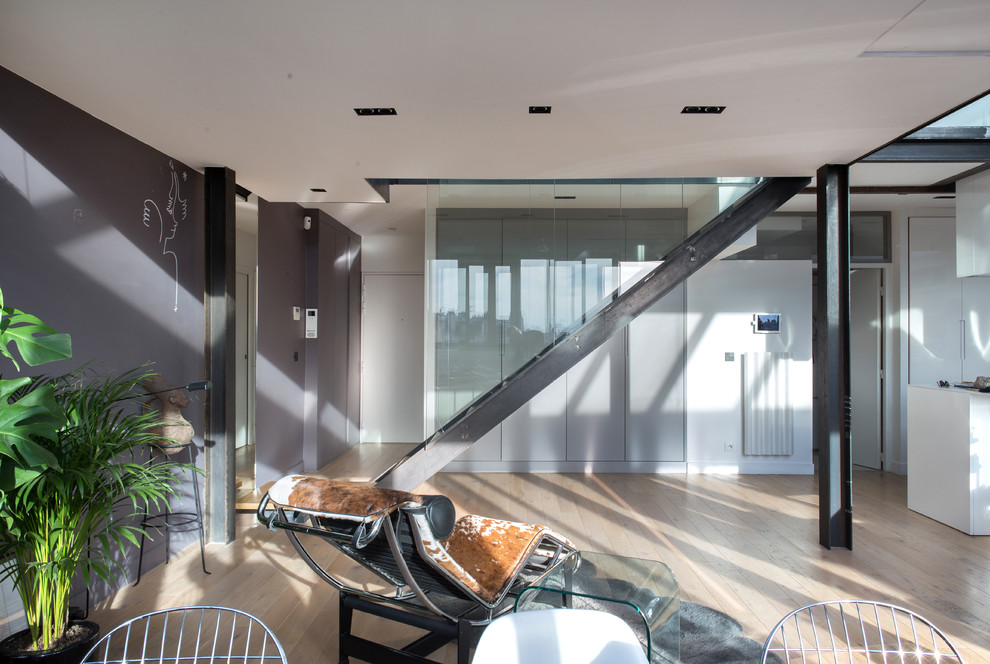 Источник вдохновения для домашнего уюта: открытая гостиная комната в современном стиле с серыми стенами, светлым паркетным полом и бежевым полом