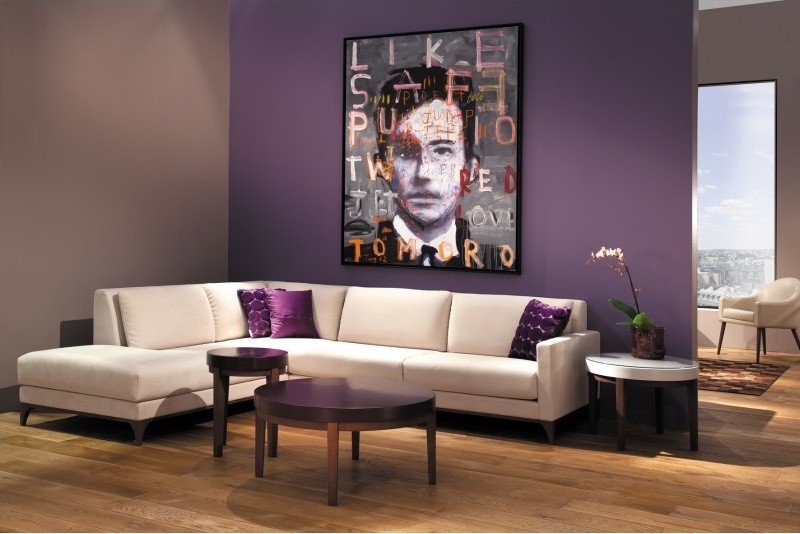 Ejemplo de salón contemporáneo con paredes púrpuras