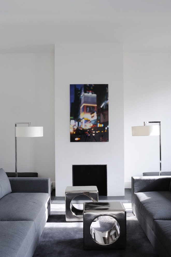 Пример оригинального дизайна: парадная, изолированная гостиная комната среднего размера в стиле модернизм с белыми стенами и стандартным камином без телевизора
