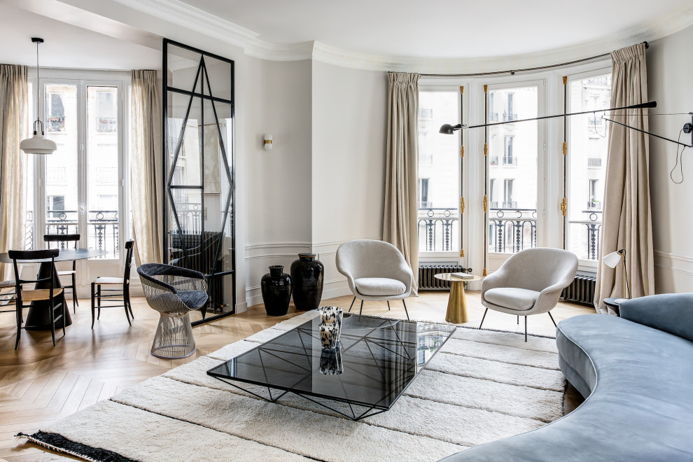 Modernes Wohnzimmer mit grauer Wandfarbe, braunem Holzboden, braunem Boden und vertäfelten Wänden in Paris