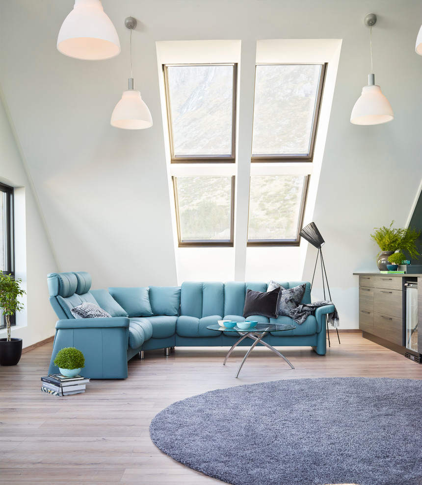 На фото: гостиная комната в современном стиле с синим диваном