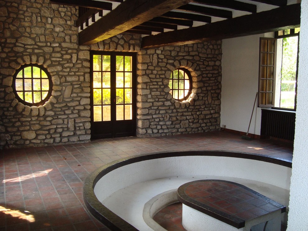Идея дизайна: гостиная комната среднего размера в стиле фьюжн с полом из терракотовой плитки и коричневым полом