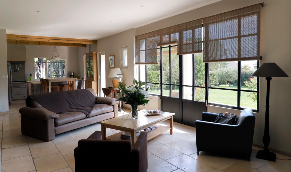 Ispirazione per un soggiorno moderno aperto con pareti beige e pavimento beige