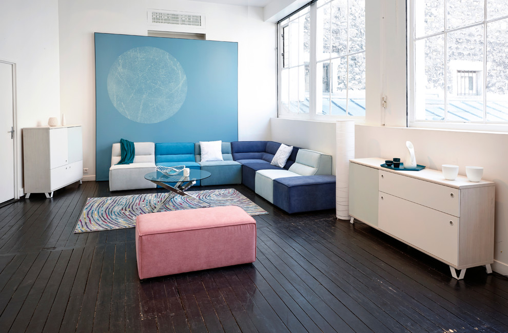 Großes, Repräsentatives, Fernseherloses, Offenes Modernes Wohnzimmer ohne Kamin mit blauer Wandfarbe und dunklem Holzboden in Paris