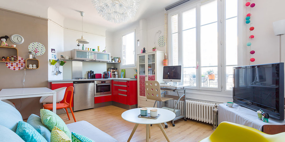 Kleines, Offenes Modernes Wohnzimmer ohne Kamin mit weißer Wandfarbe, hellem Holzboden und freistehendem TV in Paris