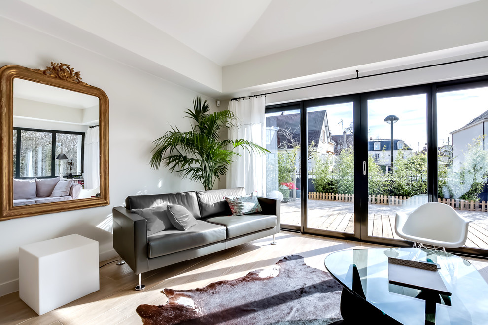 Foto di un soggiorno design chiuso con sala formale, pareti bianche e parquet chiaro