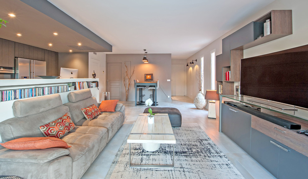 Foto de salón abierto contemporáneo grande con televisor independiente, suelo gris, paredes beige y suelo de baldosas de cerámica