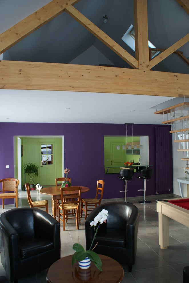 На фото: гостиная комната в стиле кантри с фиолетовыми стенами с