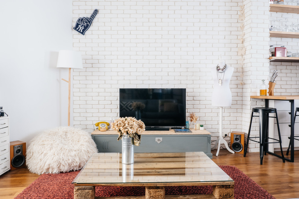 Inspiration för mellanstora industriella separata vardagsrum, med vita väggar, ljust trägolv och en fristående TV