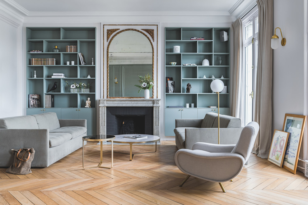 Offenes Modernes Wohnzimmer mit grauer Wandfarbe, hellem Holzboden, Kamin, Kaminumrandung aus Backstein und beigem Boden in Toulouse