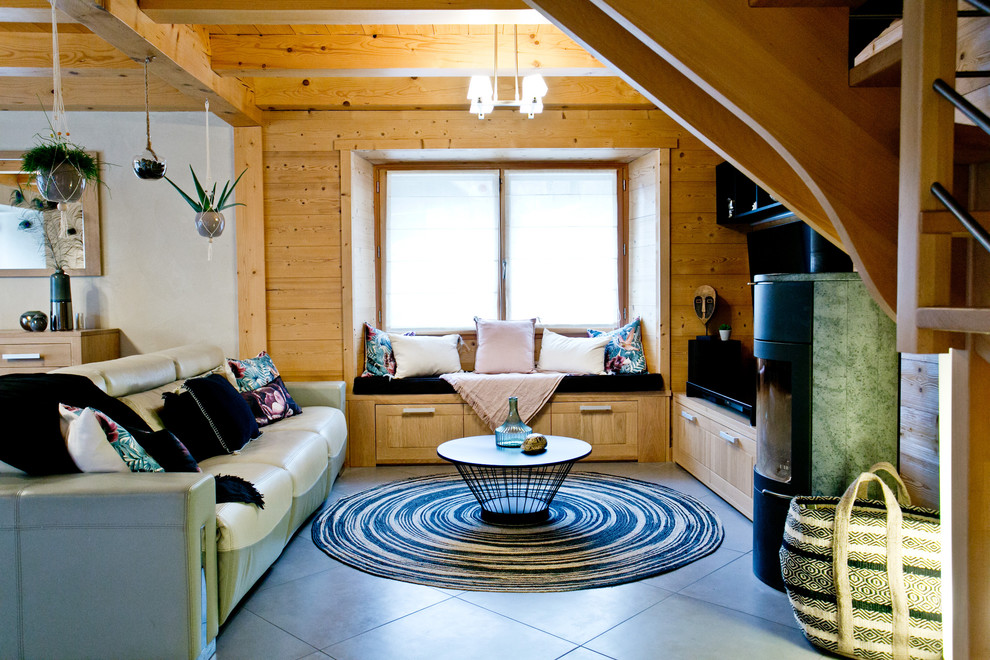 Esempio di un grande soggiorno rustico aperto con pavimento con piastrelle in ceramica, stufa a legna, pavimento grigio, pareti bianche e cornice del camino in metallo