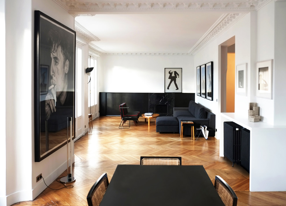 Modelo de salón abierto contemporáneo grande sin chimenea y televisor con paredes blancas y suelo de madera en tonos medios