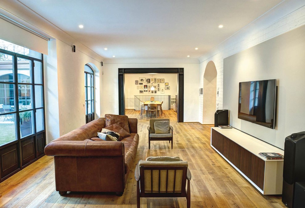 Foto di un soggiorno moderno di medie dimensioni e chiuso con parquet chiaro e pavimento marrone
