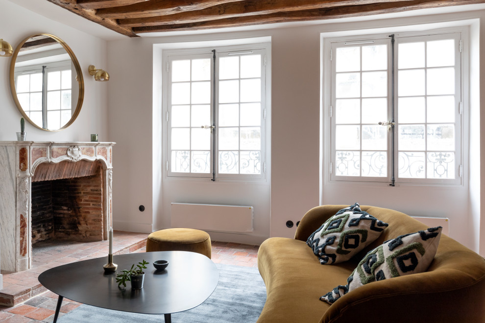 Источник вдохновения для домашнего уюта: открытая гостиная комната среднего размера в современном стиле с белыми стенами, полом из терракотовой плитки, стандартным камином, фасадом камина из плитки, скрытым телевизором и красным полом