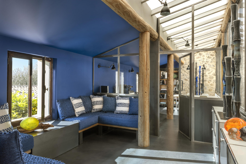 На фото: парадная, двухуровневая гостиная комната среднего размера в стиле лофт с синими стенами и серым полом без камина, телевизора с