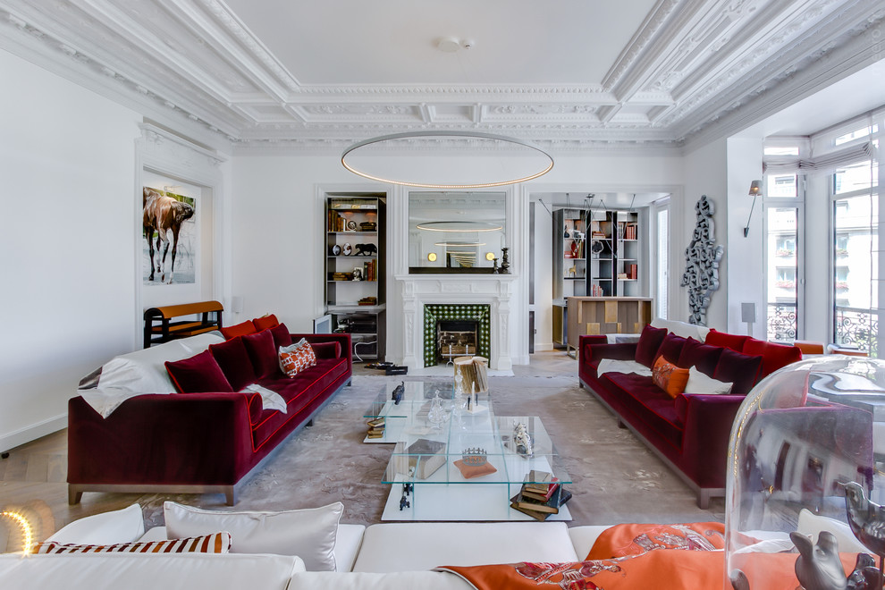 Großes, Fernseherloses Modernes Wohnzimmer mit weißer Wandfarbe, Kamin und gefliester Kaminumrandung in Paris