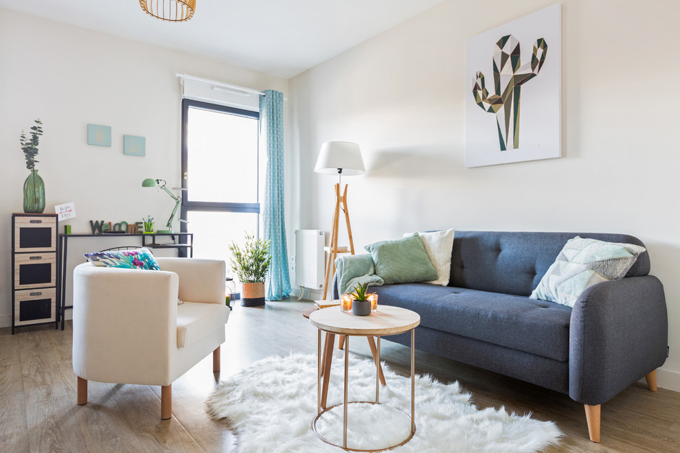 Esempio di un soggiorno contemporaneo con sala formale, pareti bianche, parquet chiaro e pavimento beige