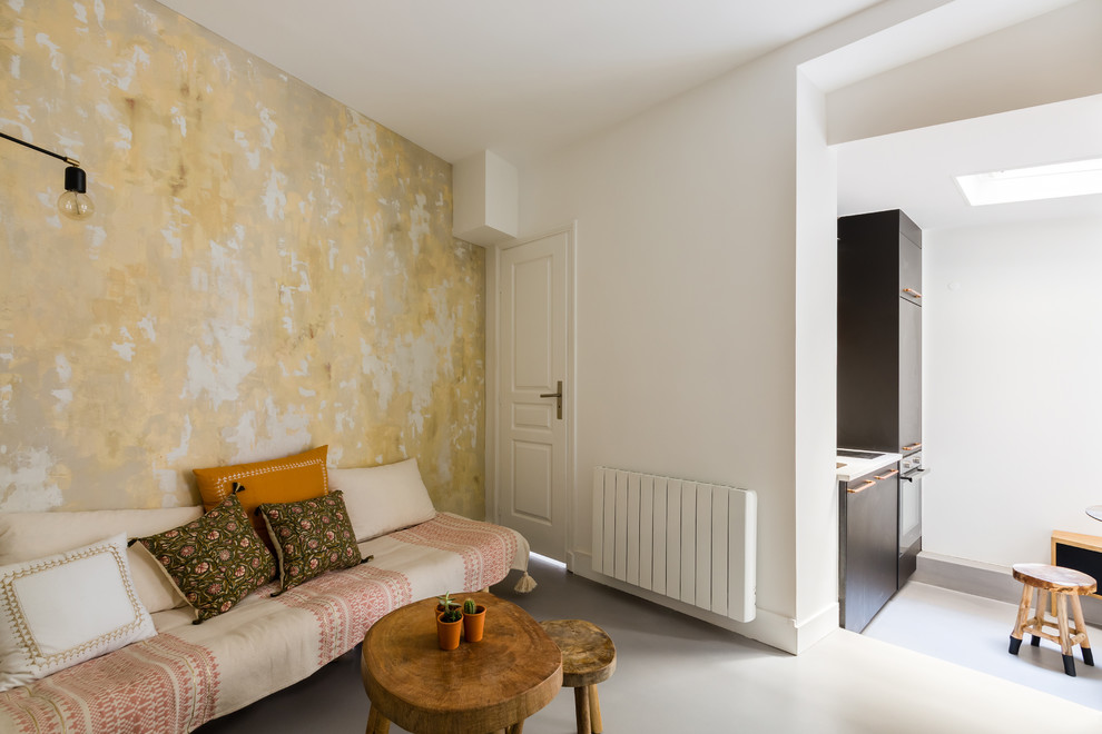 Идея дизайна: маленькая открытая гостиная комната в скандинавском стиле с белыми стенами, бетонным полом и серым полом без камина, телевизора для на участке и в саду