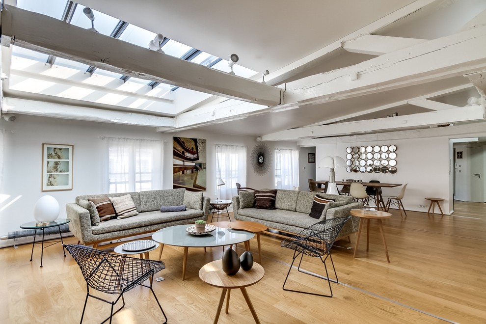 Offenes, Großes, Repräsentatives, Fernseherloses Stilmix Wohnzimmer ohne Kamin mit weißer Wandfarbe und hellem Holzboden in Paris