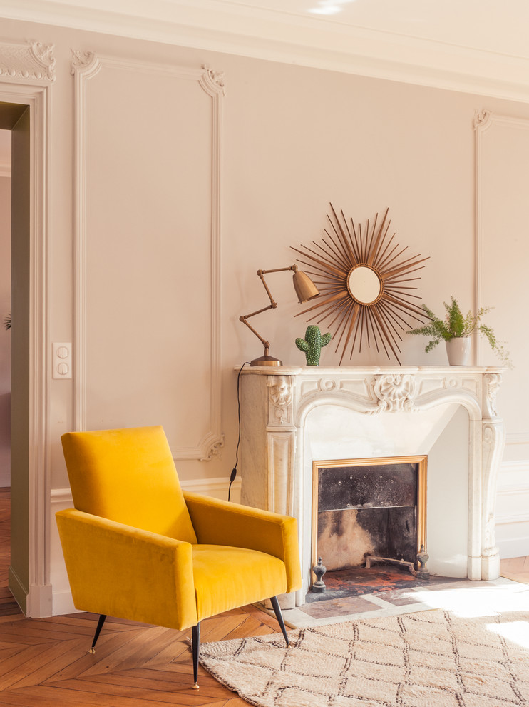 Inspiration pour un grand salon vintage ouvert avec un mur gris, une cheminée standard, aucun téléviseur, un sol en bois brun et un manteau de cheminée en pierre.