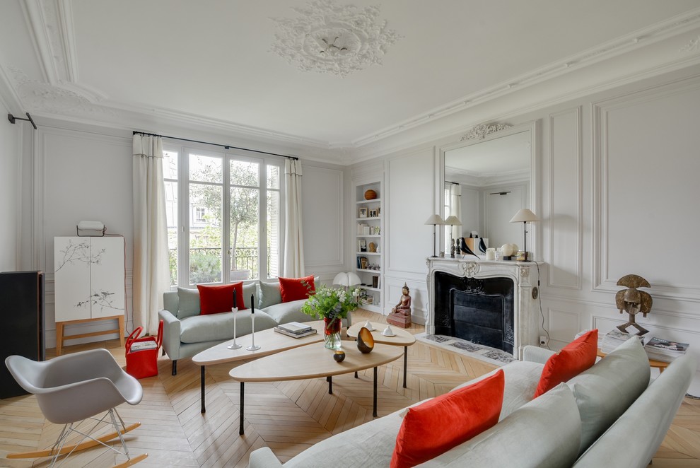 Idées déco pour un grand salon classique fermé et haussmannien avec un mur blanc, parquet clair, une cheminée standard, aucun téléviseur, une salle de réception et un manteau de cheminée en pierre.