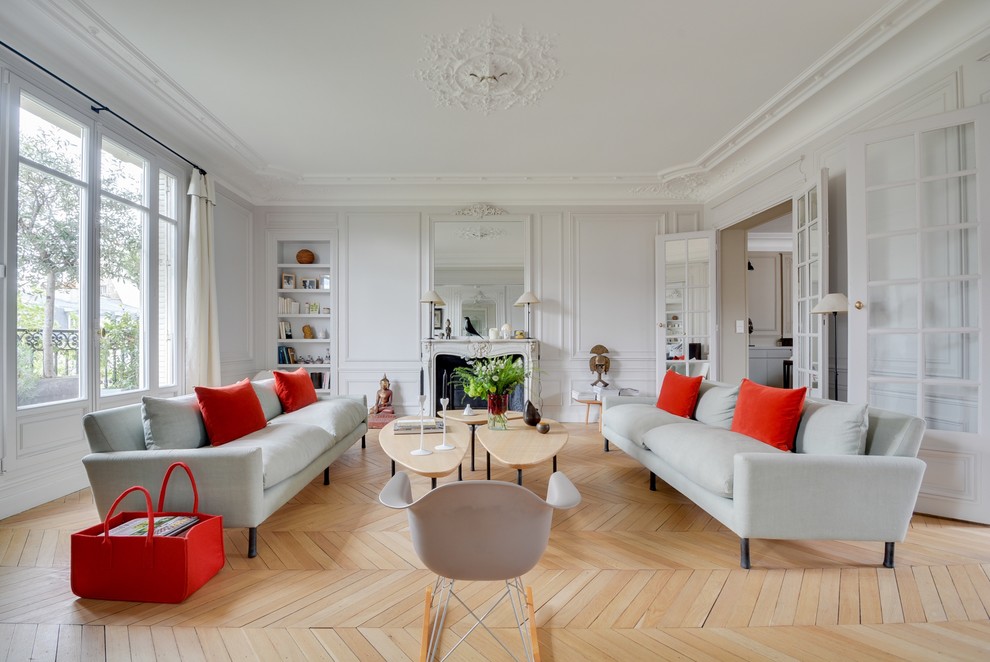 Inspiration for a transitional living room remodel in Paris