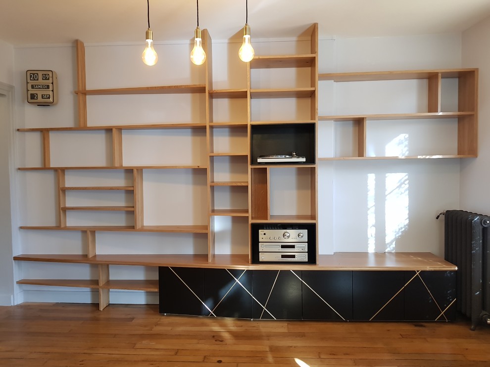 Foto de biblioteca en casa abierta contemporánea grande sin chimenea con paredes blancas, suelo de madera clara y televisor independiente
