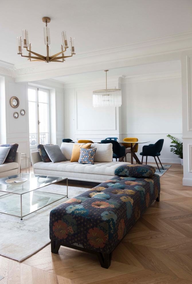 パリにある高級な広いトランジショナルスタイルのおしゃれなLDK (白い壁、淡色無垢フローリング、標準型暖炉、据え置き型テレビ、茶色い床) の写真