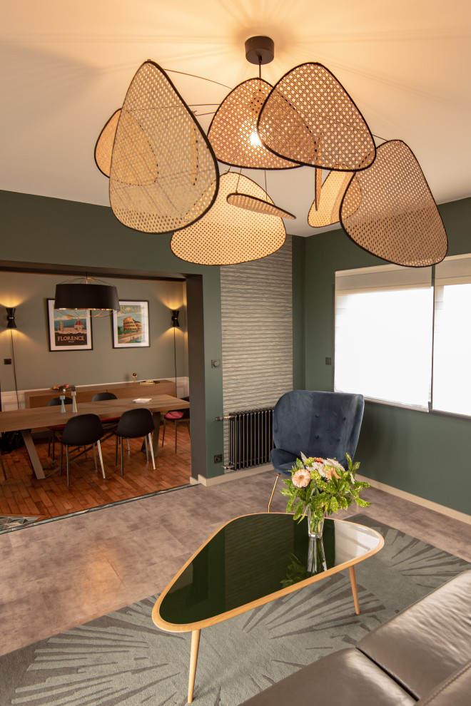 Modelo de salón minimalista con paredes verdes, suelo laminado, suelo gris y papel pintado
