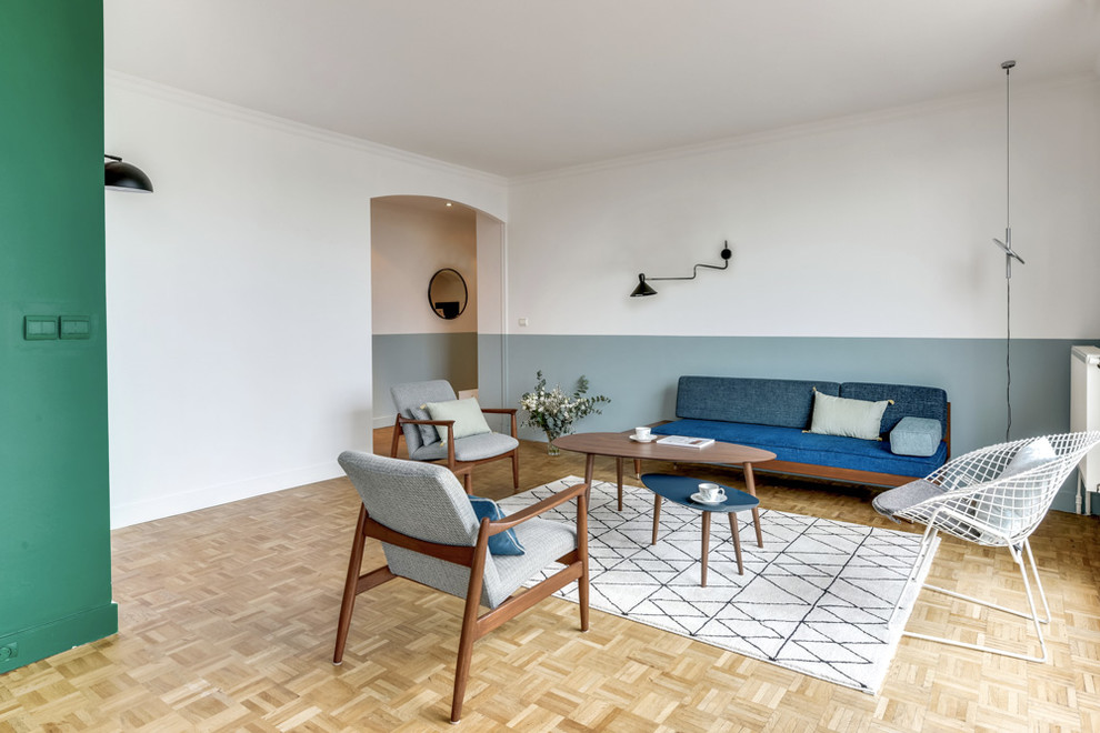 Imagen de salón cerrado escandinavo de tamaño medio sin televisor con paredes azules y suelo de madera clara
