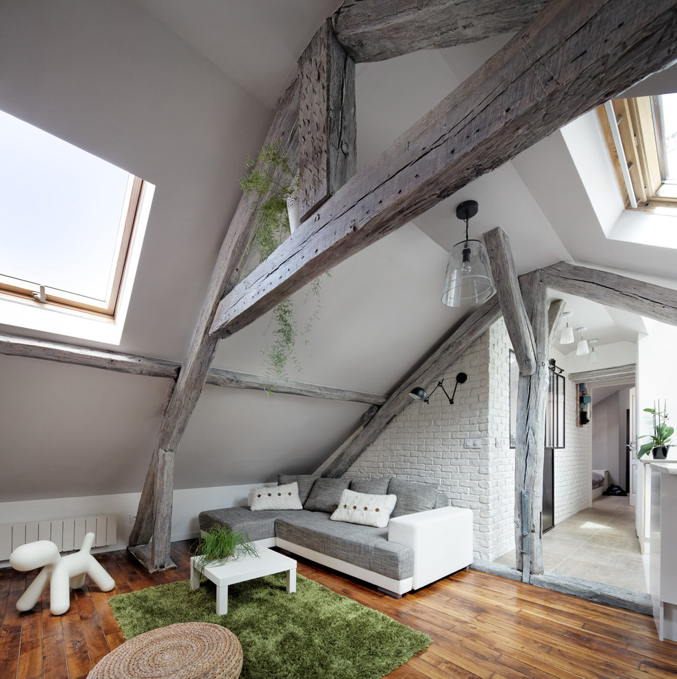 Foto de salón abierto actual pequeño sin chimenea y televisor con paredes blancas y suelo de madera en tonos medios