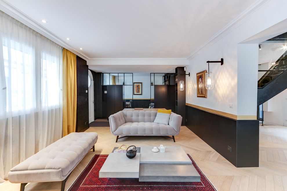 Modelo de salón para visitas contemporáneo grande sin chimenea y televisor con paredes blancas, suelo de madera clara y suelo beige