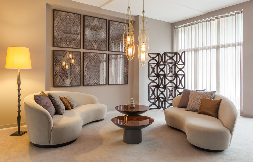 Стильный дизайн: парадная, изолированная гостиная комната среднего размера с бежевыми стенами и ковровым покрытием - последний тренд