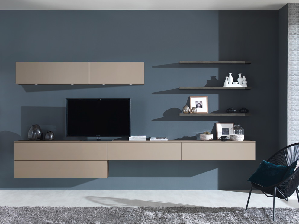Cette image montre un salon design de taille moyenne et ouvert avec une bibliothèque ou un coin lecture, un mur bleu, sol en béton ciré et un téléviseur indépendant.