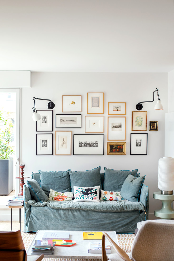 Repräsentatives Stilmix Wohnzimmer mit weißer Wandfarbe, hellem Holzboden und beigem Boden in Paris