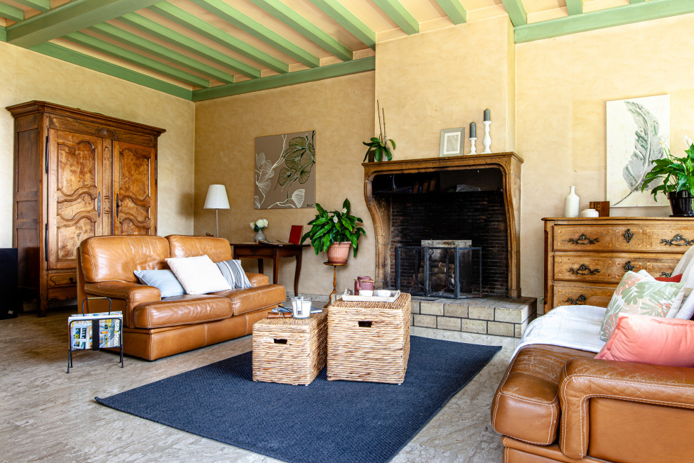 Источник вдохновения для домашнего уюта: гостиная комната в средиземноморском стиле