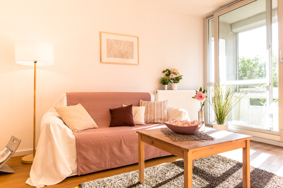 Idée de décoration pour un salon champêtre avec un mur beige et un sol en bois brun.
