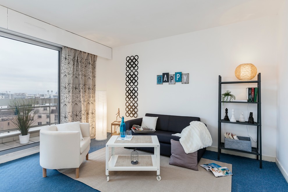 На фото: изолированная гостиная комната среднего размера в современном стиле с белыми стенами и ковровым покрытием без камина