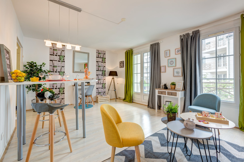 Offenes Eklektisches Wohnzimmer mit weißer Wandfarbe, hellem Holzboden und beigem Boden in Paris